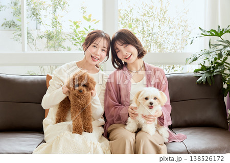 トイプードルとマルチーズと暮らす女性たち 犬のいるライフスタイル 138526172