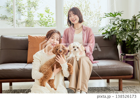 トイプードルとマルチーズと暮らす女性たち 犬のいるライフスタイル トイプードルとマルチーズと暮らす女性たち 犬のいるライフスタイル 138526173