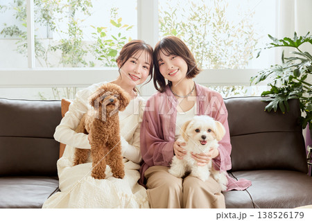 トイプードルとマルチーズと暮らす女性たち 犬のいるライフスタイル トイプードルとマルチーズと暮らす女性たち 犬のいるライフスタイル 138526179