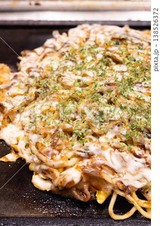 美味しい大阪名物のお好み焼きモダン焼き 138526372