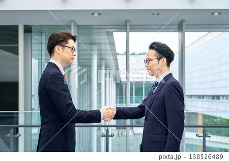 オフィスで握手を交わす二人の日本人ビジネスマン 138526489