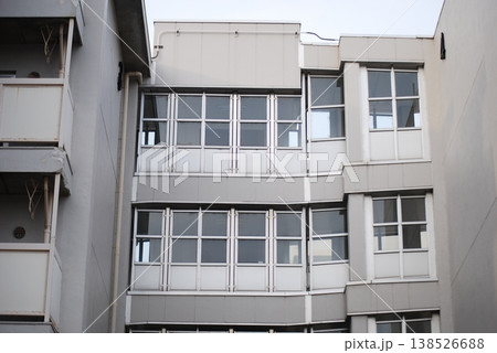 複雑な構造を持つ白い団地の建築 138526688
