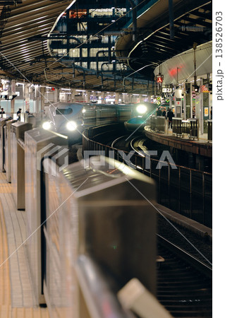 夜の終着駅に入線する新幹線  138526703