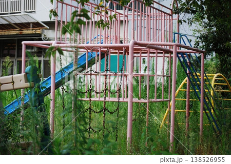 雑草に覆われた公園の古い遊具 雑草に覆われた公園の古い遊具 138526955