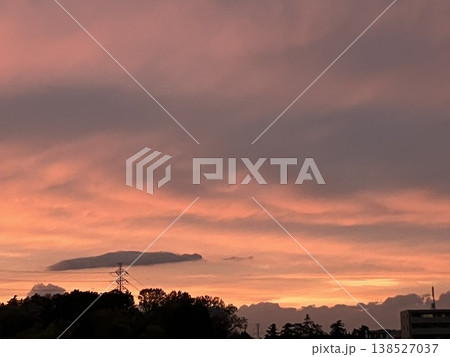 夕焼けに染まる空 138527037