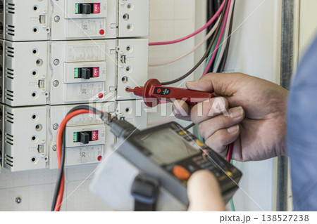 分電盤の絶縁抵抗測定を行う電気工事士 メンテナンス・定期点検の作業風景 イメージ 138527238