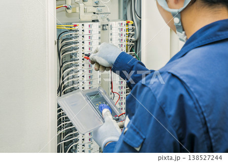 分電盤の点検や電圧測定を行う電気工事士 作業風景 ビルメンテナンス・保守点検 イメージ 138527244