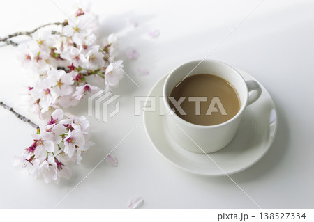 桜とカフェオレ 春のやさしいティータイム 白背景のコピースペース 桜とカフェオレ 春のやさしいティータイム 白背景のコピースペース 138527334
