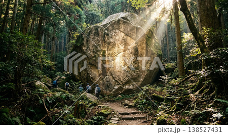 山奥の巨石に光が差し込む瞬間 138527431