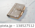 桜の花びらが散る手帳と新生活のイメージ 138527512