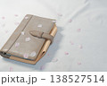 桜の花びらが散る手帳と余白のある新生活イメージ 138527514
