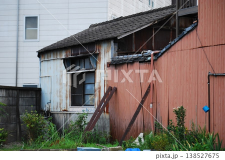 錆びたトタン壁が印象的な古い平屋の民家 錆びたトタン壁が印象的な古い平屋の民家 138527675