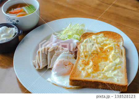 半熟卵・チーズトースト・ハムの洋朝食(斜め俯瞰) 半熟卵・チーズトースト・ハムの洋朝食(斜め俯瞰) 138528123