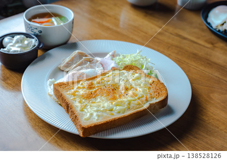 チーズトーストとハムの家庭的な洋朝食プレート(正面・引き) チーズトーストとハムの家庭的な洋朝食プレート(正面・引き) 138528126
