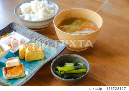ご飯・味噌汁・副菜が揃う一汁三菜の和朝食全景 138528127