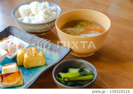 具だくさん味噌汁と卵焼きの和朝食クローズアップ 138528128