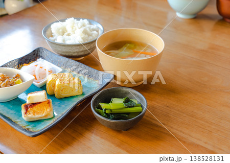 青緑の皿に盛られた卵焼きとはんぺんの和朝食全体像 青緑の皿に盛られた卵焼きとはんぺんの和朝食全体像 138528131