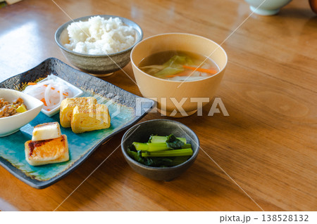 卵焼き・はんぺん・おひたしが揃った伝統的な和朝食 138528132