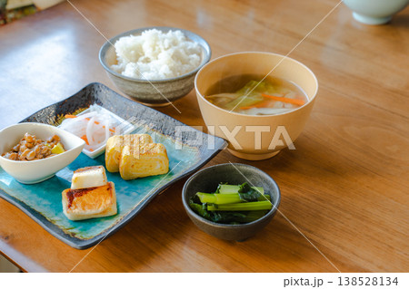 木製テーブルに並ぶ卵焼きとはんぺんの和朝食セット 木製テーブルに並ぶ卵焼きとはんぺんの和朝食セット 138528134