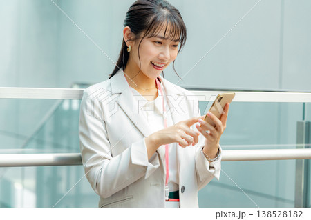 スマホを操作するビジネスウーマン 138528182