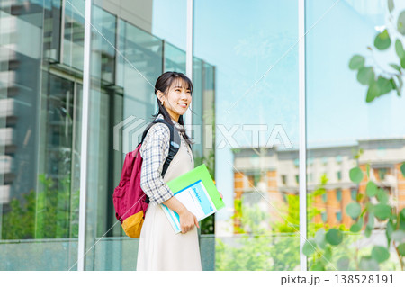 オフィスビルを歩く大学生 138528191