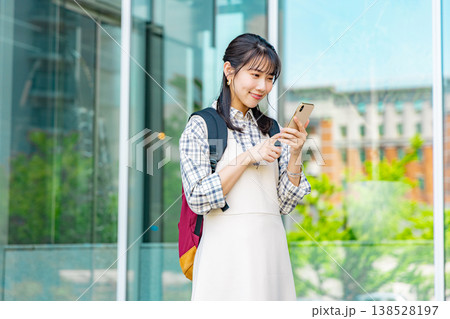 大学生の女の子 138528197