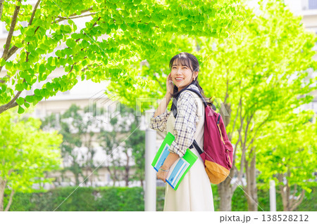 キャンパスを歩く女子大生 キャンパスを歩く女子大生 138528212