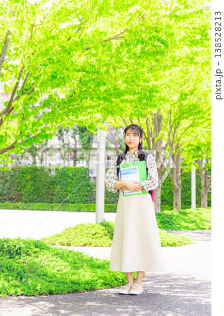 キャンパスを歩く女子大生 138528213