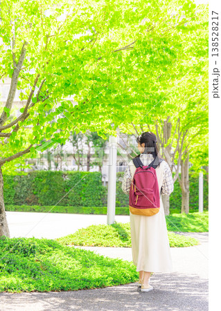 キャンパスを歩く女子大生 138528217