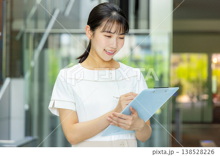 若い女性、受付、ビューティーイメージ 138528226