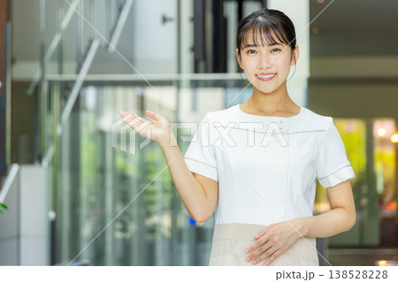 若い女性、受付、ビューティーイメージ 138528228
