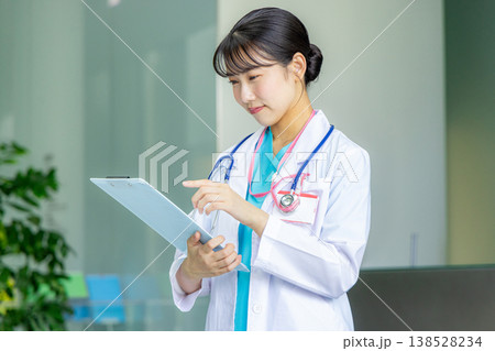 若い女性医師 138528234