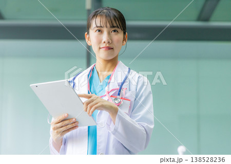 病院で働く若い女性医師 病院で働く若い女性医師 138528236