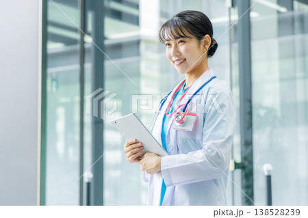 病院で働く若い女性医師 138528239