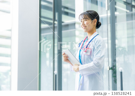 病院で働く若い女性医師 138528241