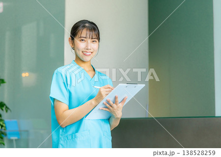 ナース 診察 女性 ナース 診察 女性 138528259