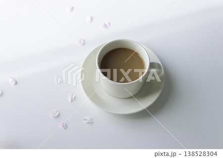 カフェオレと桜の花びら 春のミニマルなティータイム コピースペース カフェオレと桜の花びら 春のミニマルなティータイム コピースペース 138528304