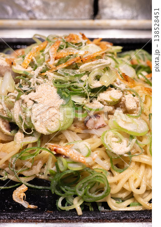 美味しい九条葱と桜海老入りの塩焼きそば 138528451