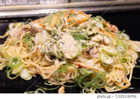美味しい九条葱と桜海老入りの塩焼きそば 138528456