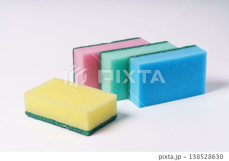 カラフルな台所用スポンジ  138528630