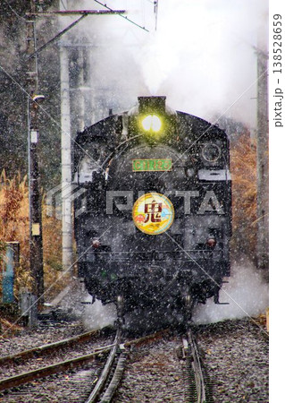 雪舞う鬼怒川路を力走する…【SL大樹】C11123 138528659