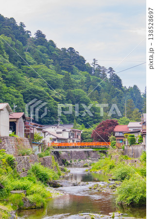 山あいの川沿いに佇む日本の温泉街風景 山あいの川沿いに佇む日本の温泉街風景 138528697