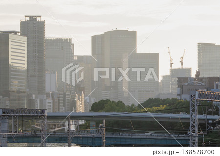 朝霧に包まれる都会の高層ビル群 朝霧に包まれる都会の高層ビル群 138528700