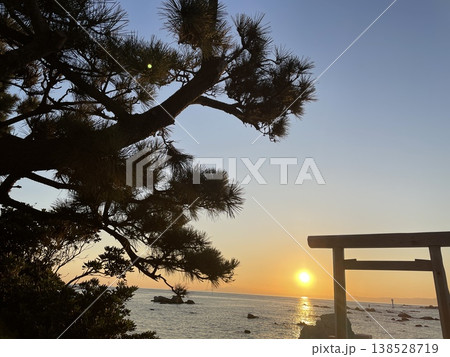夕焼け・海・鳥居・日本・風景・夕日・松・自然・静寂 138528719