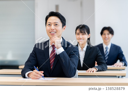 研修を受けるビジネスマン撮影協力：学校法人電波学園　東京電子専門学校 138528879