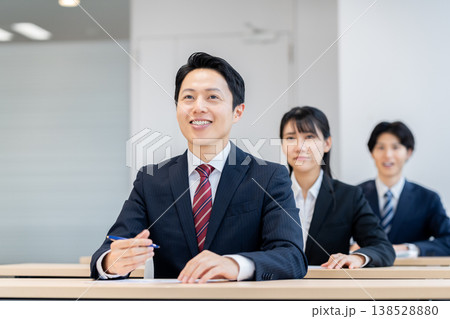 研修を受けるビジネスマン撮影協力：学校法人電波学園　東京電子専門学校 138528880