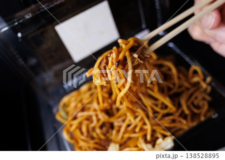 テイクアウトした住宅街の焼きそば（青森県青森市） 138528895