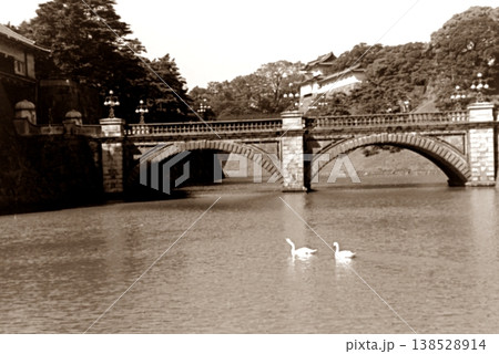 古写真　1956年　東京　皇居外苑の正門石橋 138528914