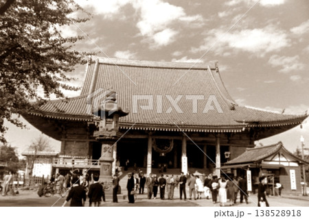 古写真 1956年 東京 浅草寺の本堂 古写真 1956年 東京 浅草寺の本堂 138528918