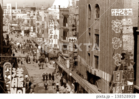 古写真 1956年 東京 映画館が立ち並ぶ浅草六区の歓楽街の風景 古写真 1956年 東京 映画館が立ち並ぶ浅草六区の歓楽街の風景 138528919